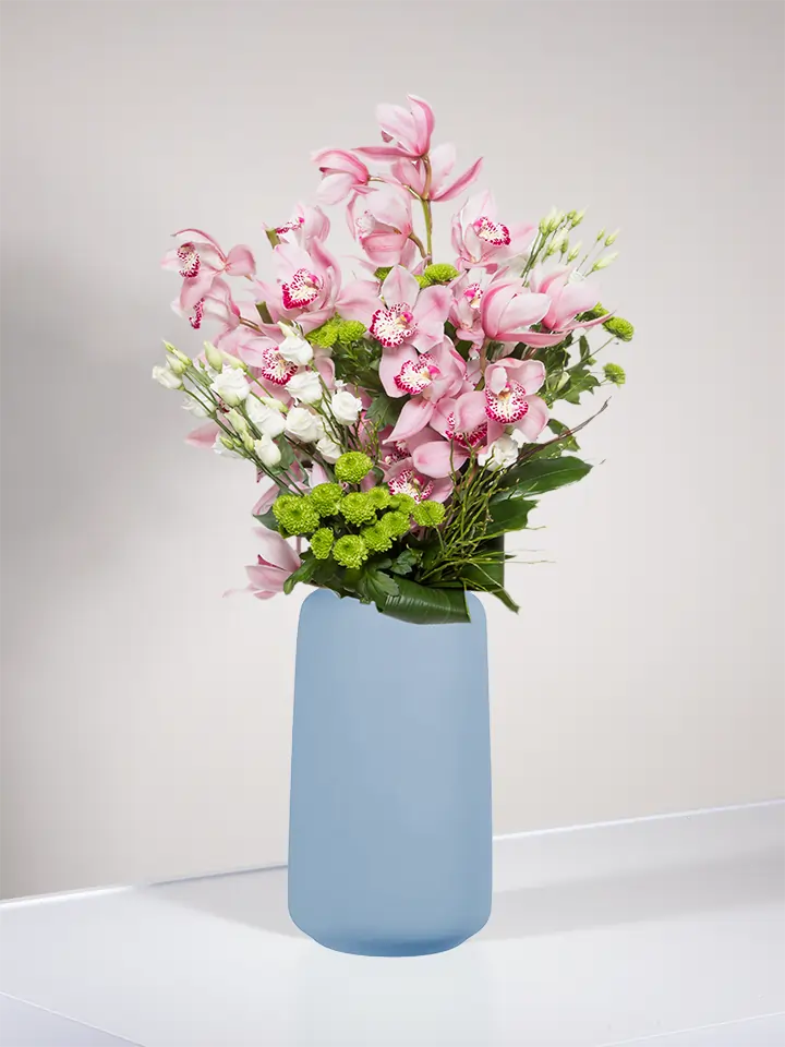 Mazzo di cymbidium rosa, lisianthus bianchi e santini verdi